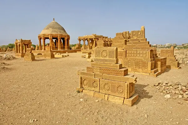     Pakistan 'ın Sindh eyaletindeki Karaçi' nin doğusundaki Chaukhandi mezarları.                     