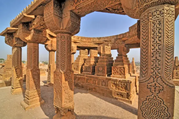     Pakistan 'ın Sindh eyaletindeki Karaçi' nin doğusundaki Chaukhandi mezarları.                     