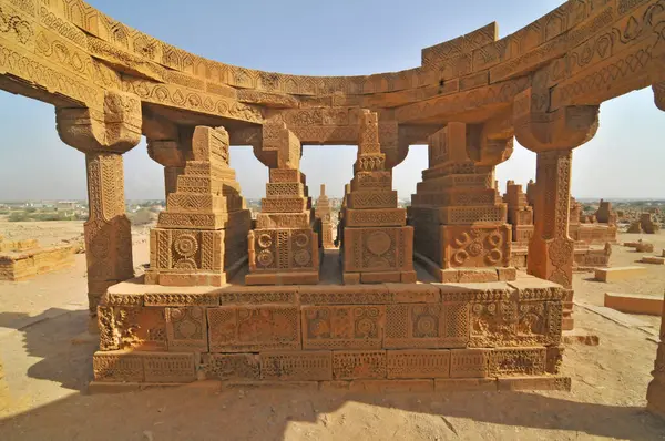     Pakistan 'ın Sindh eyaletindeki Karaçi' nin doğusundaki Chaukhandi mezarları.                     