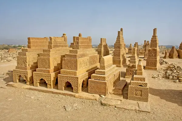     Pakistan 'ın Sindh eyaletindeki Karaçi' nin doğusundaki Chaukhandi mezarları.                     