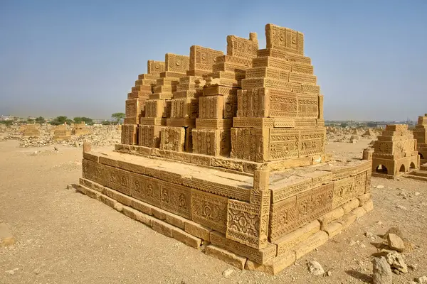     Pakistan 'ın Sindh eyaletindeki Karaçi' nin doğusundaki Chaukhandi mezarları.                     