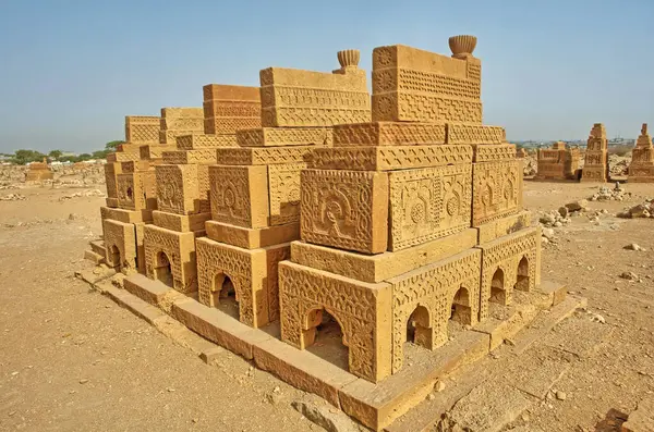     Pakistan 'ın Sindh eyaletindeki Karaçi' nin doğusundaki Chaukhandi mezarları.                     