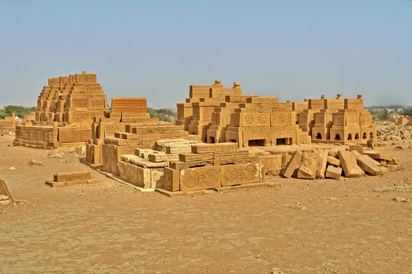     Pakistan 'ın Sindh eyaletindeki Karaçi' nin doğusundaki Chaukhandi mezarları.                     