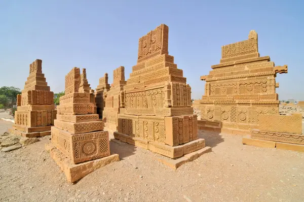     Pakistan 'ın Sindh eyaletindeki Karaçi' nin doğusundaki Chaukhandi mezarları.                     