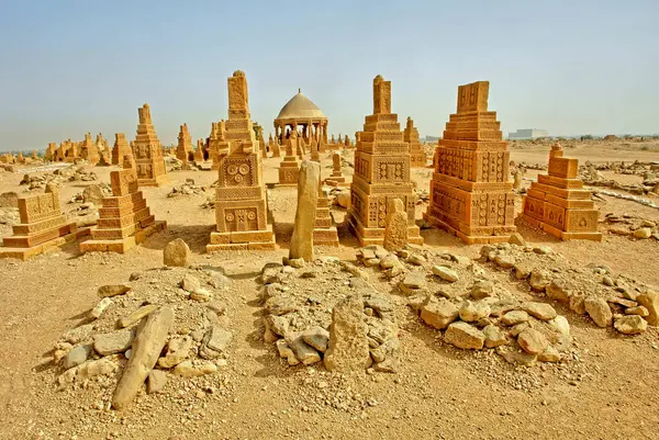     Pakistan 'ın Sindh eyaletindeki Karaçi' nin doğusundaki Chaukhandi mezarları.                     