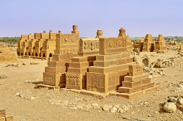     Pakistan 'ın Sindh eyaletindeki Karaçi' nin doğusundaki Chaukhandi mezarları.                     