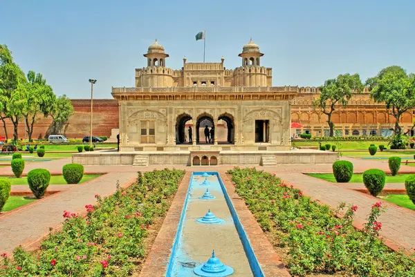 Alamgiri Kapısı - günümüzde Pakistan 'da Lahor Kalesi' nin ana girişi..