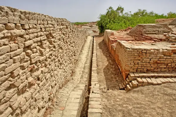 Mohenjo-daro 'daki kanalizasyon sistemi - Pakistan' ın Sindh eyaletindeki bir arkeolojik alan