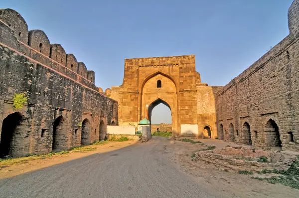 Rohtas Kalesi - Pakistan 'ın Pencap ilindeki Jhelum kenti yakınlarındaki 16. yüzyıl kalesi.
