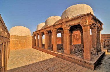 Makli Necropolis - Pakistan 'ın Thatta kenti yakınlarındaki dünyanın en büyük cenaze yerlerinden biri..