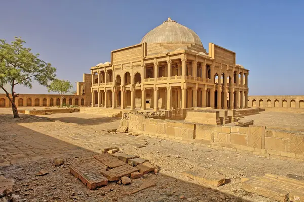 Makli Necropolis - Pakistan 'ın Thatta kenti yakınlarındaki dünyanın en büyük cenaze yerlerinden biri..