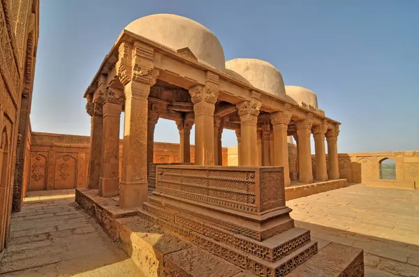 Makli Necropolis - Pakistan 'ın Thatta kenti yakınlarındaki dünyanın en büyük cenaze yerlerinden biri..