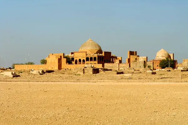 Makli Necropolis - Pakistan 'ın Thatta kenti yakınlarındaki dünyanın en büyük cenaze yerlerinden biri..