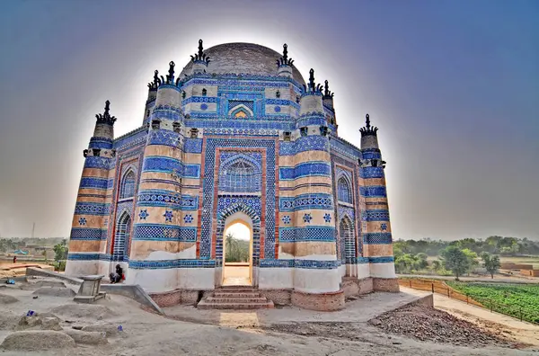 Bibi Jawindi 'nin Mezarı - Uch Şerif, Punjab, Pakistan' daki beş anıttan biri.