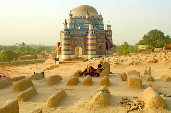 Bibi Jawindi 'nin Mezarı - Uch Şerif, Punjab, Pakistan' daki beş anıttan biri.
