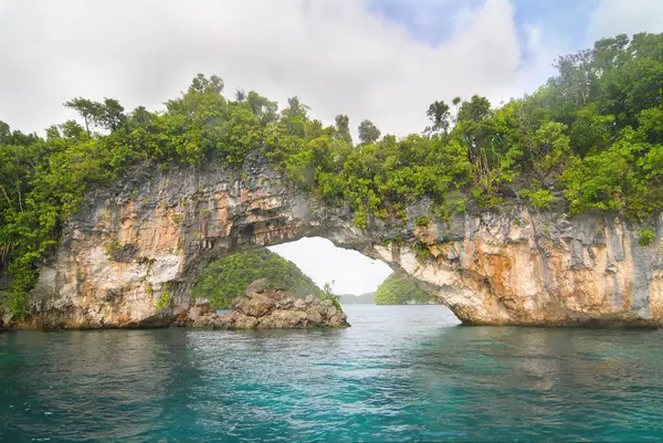 Palau takımadasındaki Arch Rock Adası, Mikronezya