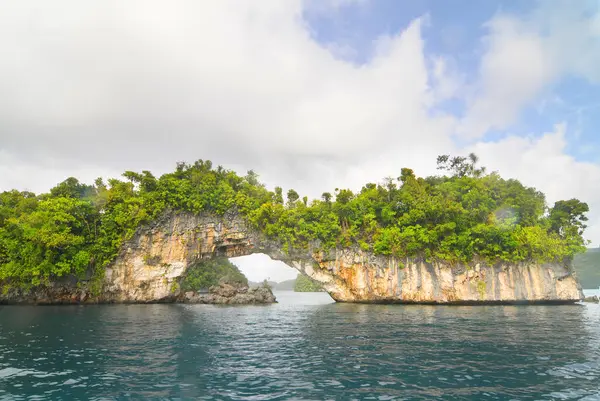 Palau takımadasındaki Arch Rock Adası, Mikronezya