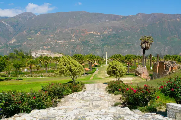 Kuzey Peru 'daki Yungay şehri Nevado Huascarn' ın enkazı altında kaldı.