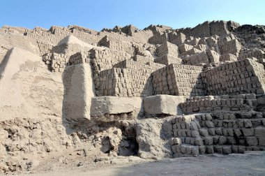 Huaca Pucllana - Peru 'nun orta Lima bölgesindeki Miraflores bölgesinde bulunan bir kil piramit.,
