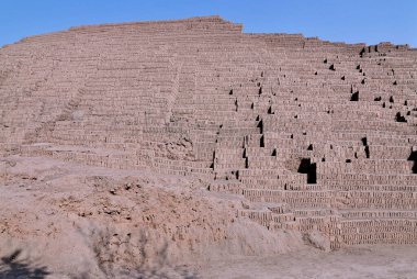Huaca Pucllana - Peru 'nun orta Lima bölgesindeki Miraflores bölgesinde bulunan bir kil piramit.,