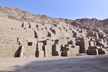 Huaca Pucllana - Peru 'nun orta Lima bölgesindeki Miraflores bölgesinde bulunan bir kil piramit.,