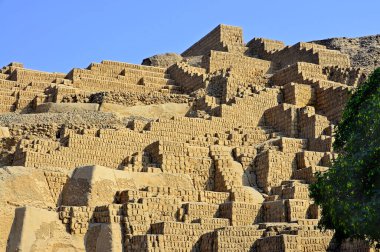 Huaca Pucllana - Peru 'nun orta Lima bölgesindeki Miraflores bölgesinde bulunan bir kil piramit.,