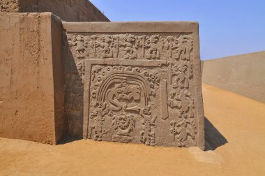 Huaca del Arco Iris veya del Dragon - Peru 'nun Trujillo şehrinde bulunan bir arkeolojik bölge.