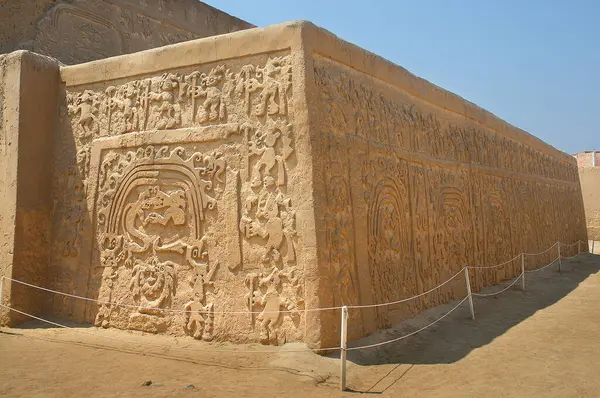 Huaca del Arco Iris veya del Dragon - Peru 'nun Trujillo şehrinde bulunan bir arkeolojik bölge.