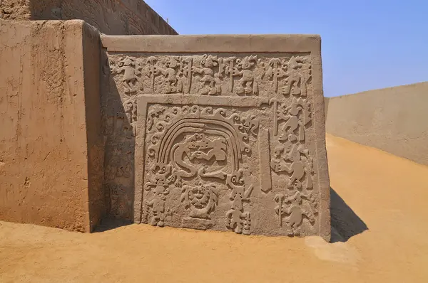 Huaca del Arco Iris veya del Dragon - Peru 'nun Trujillo şehrinde bulunan bir arkeolojik bölge.