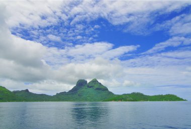 Fransız Polinezyası 'nın Bora Bora adasında palmiyeli gün batımı