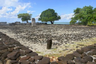 Fransız Polinezyası 'nda Raiatea sahilinde Marae Taputapuatea.