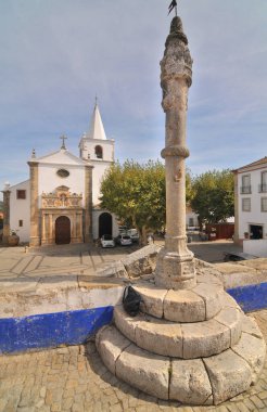 Bidos 'ta kale - Portekiz' de iyi korunmuş kale ve duvarları olan ortaçağ güçlendirilmiş eski şehir.