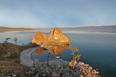 Baykal Gölü Khuzhir Sibirya, Rusya Olkhon Island yakınındaki Shamanka (şamanlar Rock)