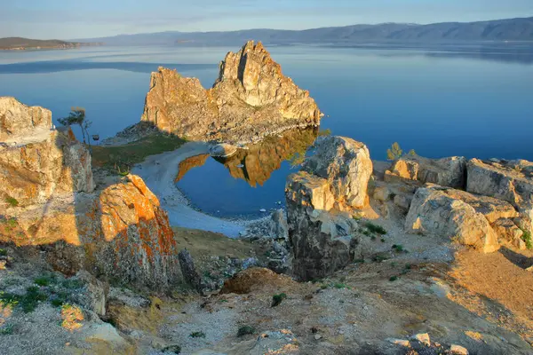 Baykal Gölü Khuzhir Sibirya, Rusya Olkhon Island yakınındaki Shamanka (şamanlar Rock)