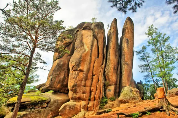  Krasnoyarsk çevresindeki Stolby rezervlerinde kaya oluşumları                              
