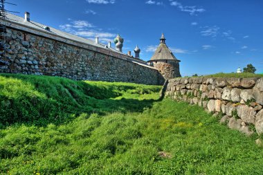   Solovetsky Manastırı - Rusya 'nın kuzeyinde, Beyaz Deniz' deki Solovetsky Adaları 'ndaki güçlendirilmiş manastır.                             