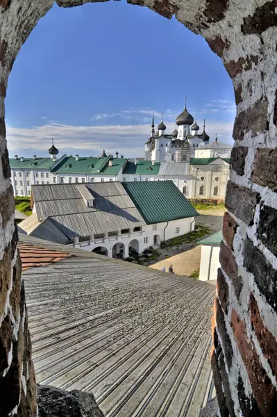   Solovetsky Manastırı - Rusya 'nın kuzeyinde, Beyaz Deniz' deki Solovetsky Adaları 'ndaki güçlendirilmiş manastır.                             