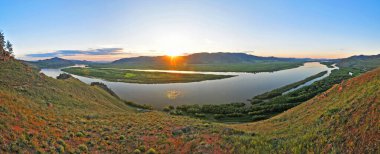 Rusya 'nın Ulan-Ude yakınlarındaki Sibirya Selenga Nehri manzarası