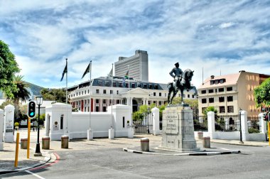     Roeland Caddesi, Cape Town 'daki Güney Afrika Parlamentosu binasının önündeki Louis Botha heykeli..                            