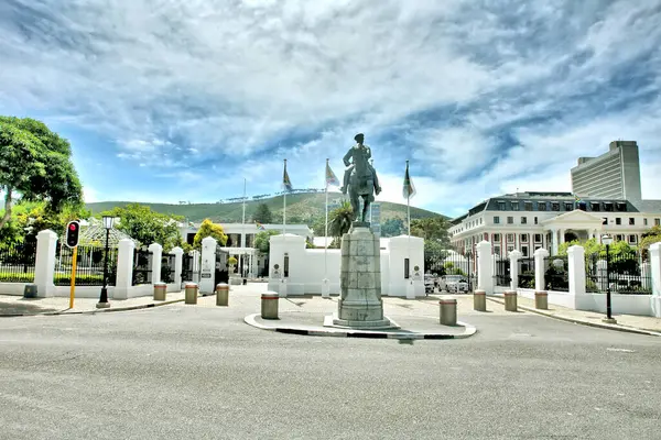     Roeland Caddesi, Cape Town 'daki Güney Afrika Parlamentosu binasının önündeki Louis Botha heykeli..                            
