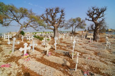 Fadiouth Adası 'ndaki mezarlık, Senegal, Afrika' daki deniz kabuklarından oluşuyor.