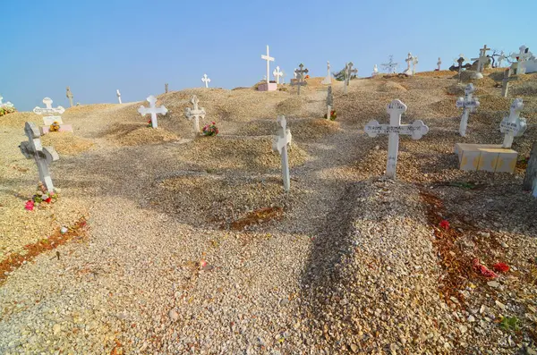 Fadiouth Adası 'ndaki mezarlık, Senegal, Afrika' daki deniz kabuklarından oluşuyor.