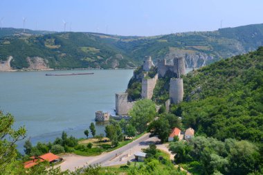 Sırbistan 'ın Tuna Nehri üzerindeki Golubac' taki Ortaçağ kalesi