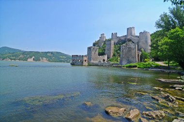 Sırbistan 'ın Tuna Nehri üzerindeki Golubac' taki Ortaçağ kalesi