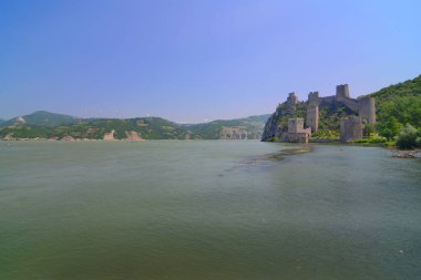 Sırbistan 'ın Tuna Nehri üzerindeki Golubac' taki Ortaçağ kalesi