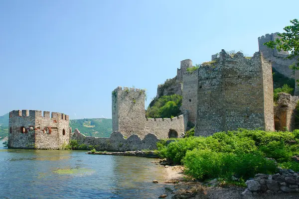 Sırbistan 'ın Tuna Nehri üzerindeki Golubac' taki Ortaçağ kalesi