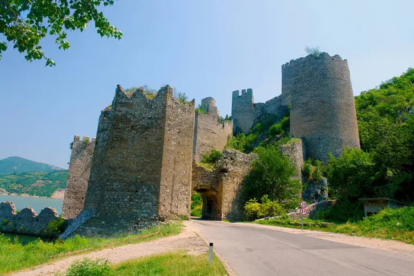 Sırbistan 'ın Tuna Nehri üzerindeki Golubac' taki Ortaçağ kalesi