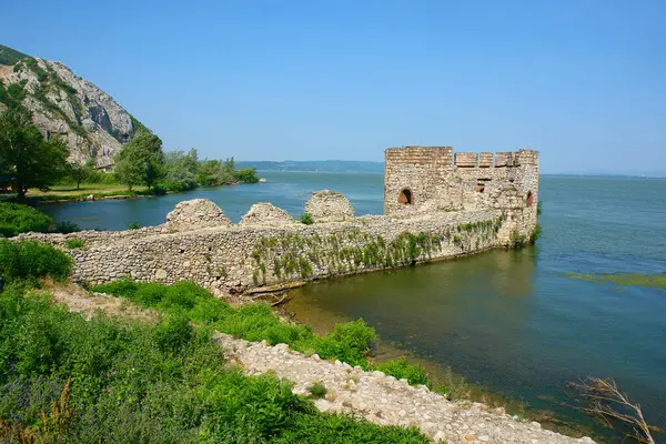 Sırbistan 'ın Tuna Nehri üzerindeki Golubac' taki Ortaçağ kalesi