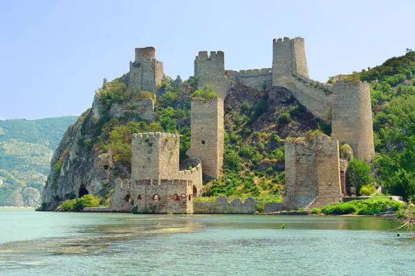 Sırbistan 'ın Tuna Nehri üzerindeki Golubac' taki Ortaçağ kalesi