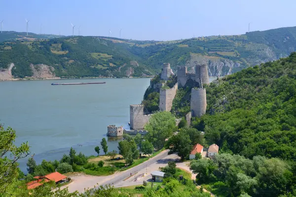 Sırbistan 'ın Tuna Nehri üzerindeki Golubac' taki Ortaçağ kalesi
